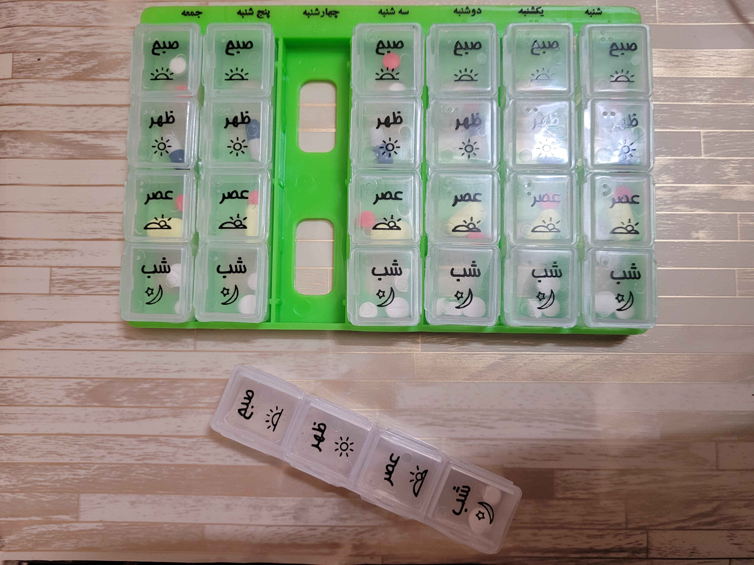 7-Daagse Pillendoos met 4 Compartimenten en Perzische Labels