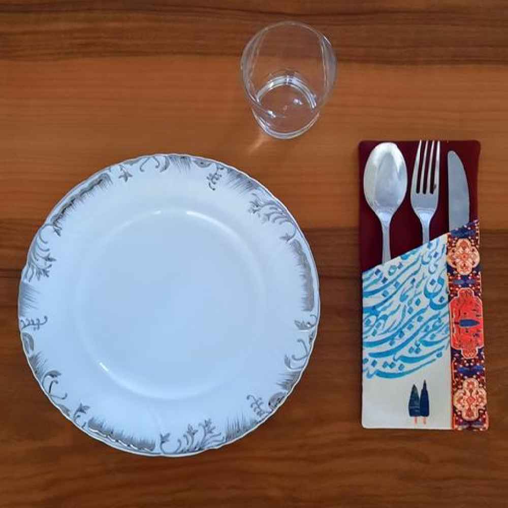 Fluwelen Bestekzak met Perzische Kalligrafie – Chique Tafelsetting