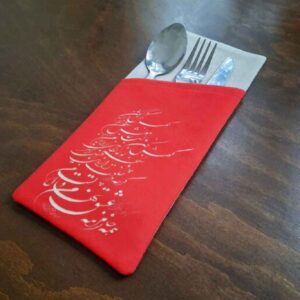 Fluwelen Bestekzak met Perzische Kalligrafie – Klassiek Rood Ontwerp