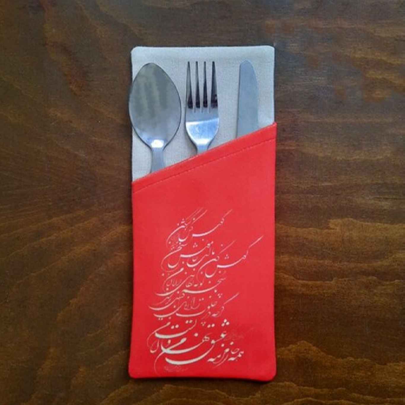 Fluwelen Bestekzak met Perzische Kalligrafie – Klassiek Rood Ontwerp