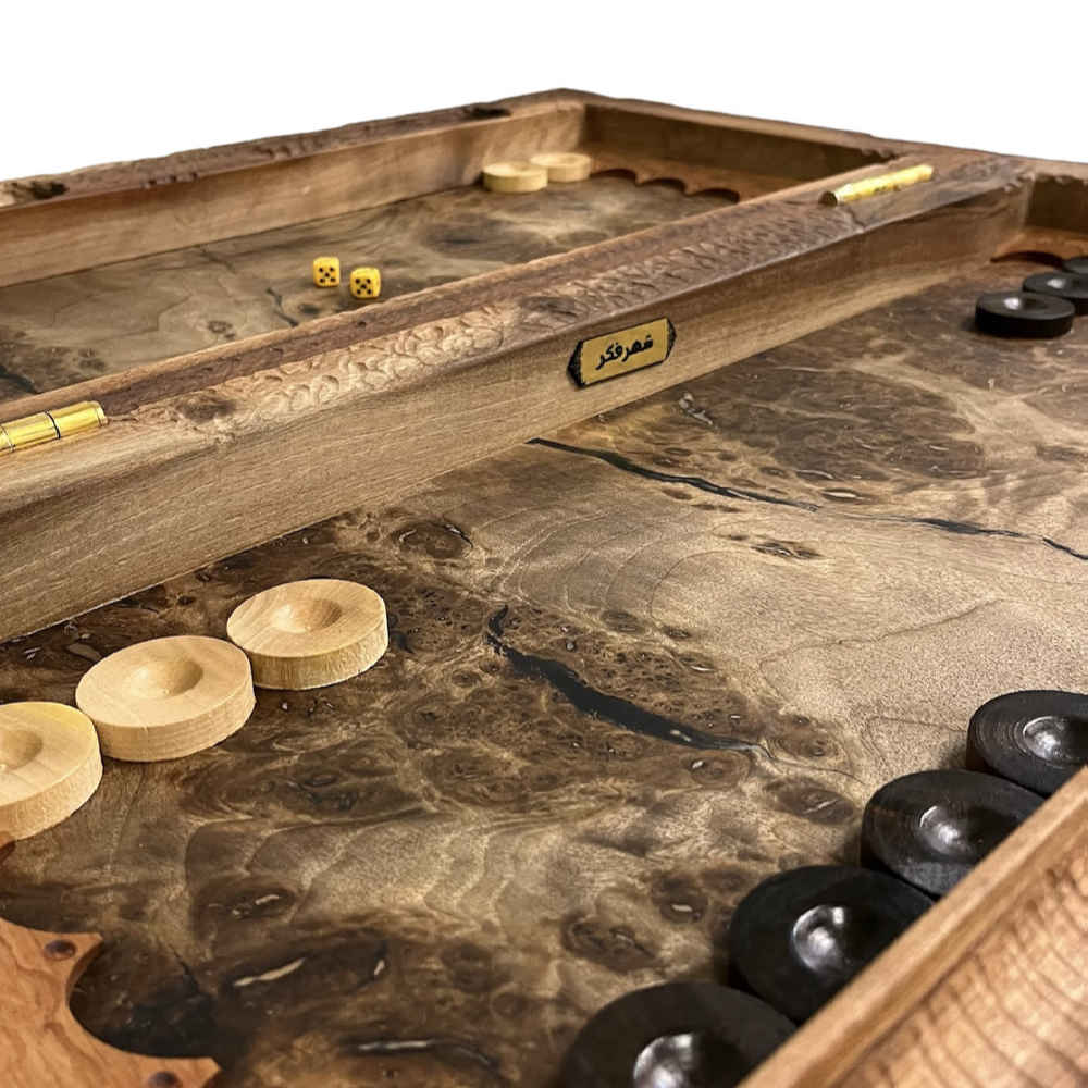 Houten gesneden backgammonbord met drakenstrijd