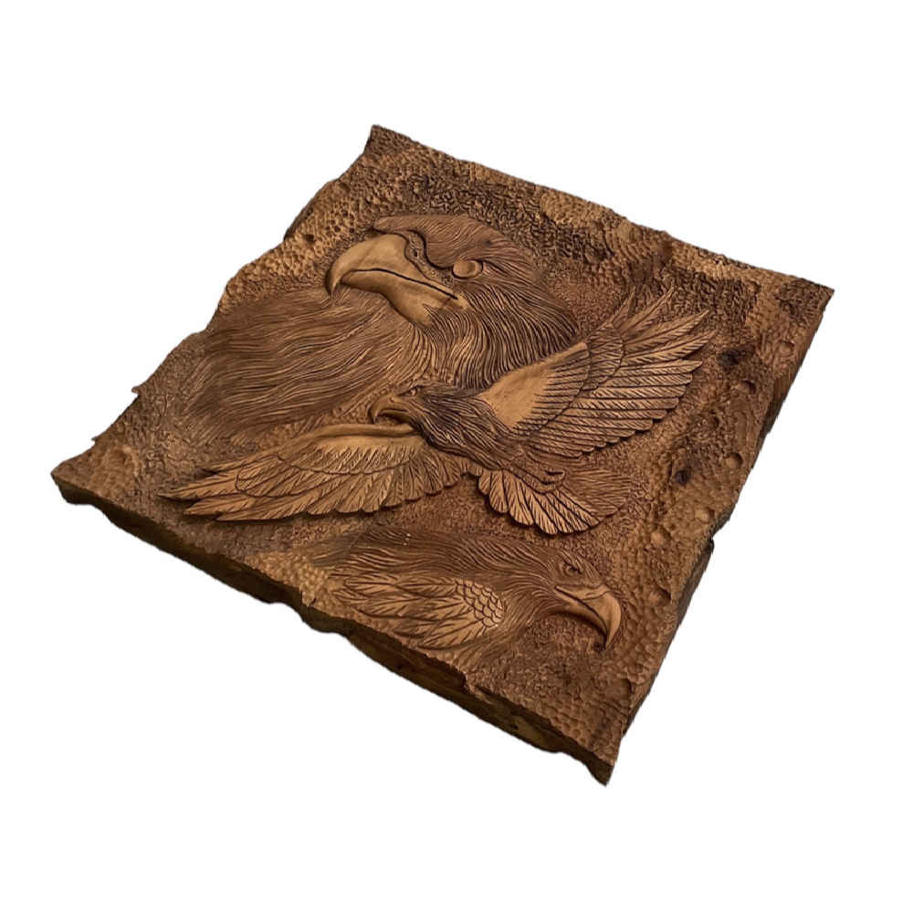 Houten gesneden backgammonbord met adelaar