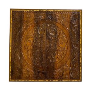 Houten gesneden backgammonbord met fijn bloemmotief
