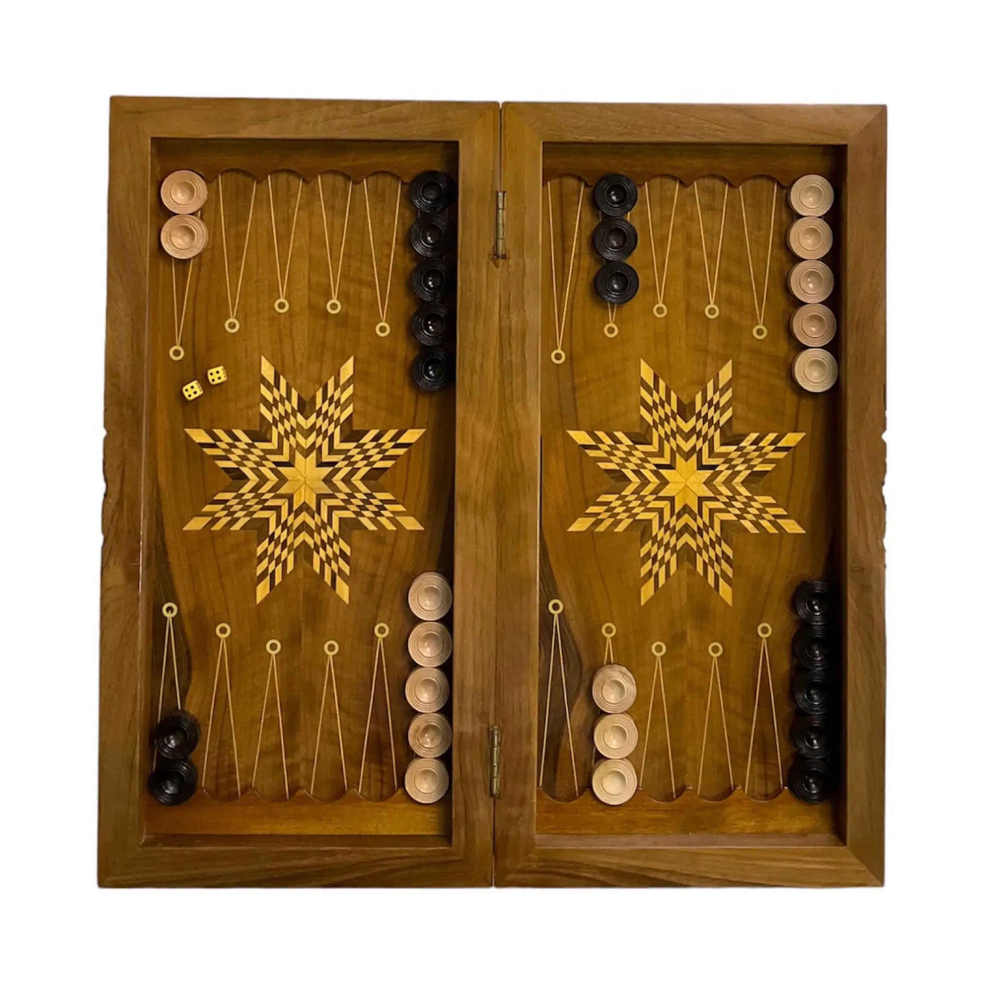 Houten gesneden backgammonbord met fijn bloemmotief