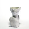 Decoratieve betonnen sculptuurvaas in de vorm van een vrouwelijk lichaam, een gedurfd artistiek statement