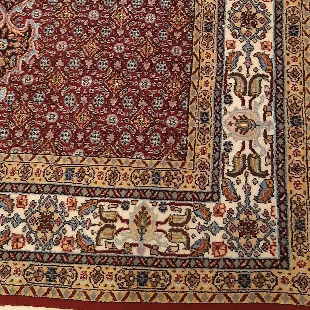 Handgeknoopt Perzisch Birjand Riz Mahi Tapijt (Mahi Medaillon) – Rode Zijde & Wol