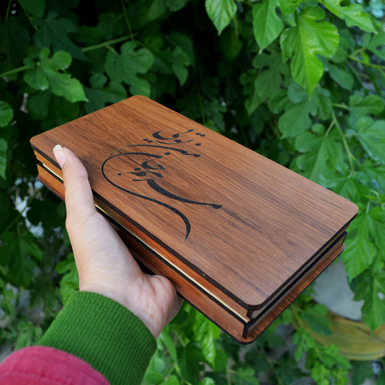 Houten geschenkdoos met Perzische kalligrafie