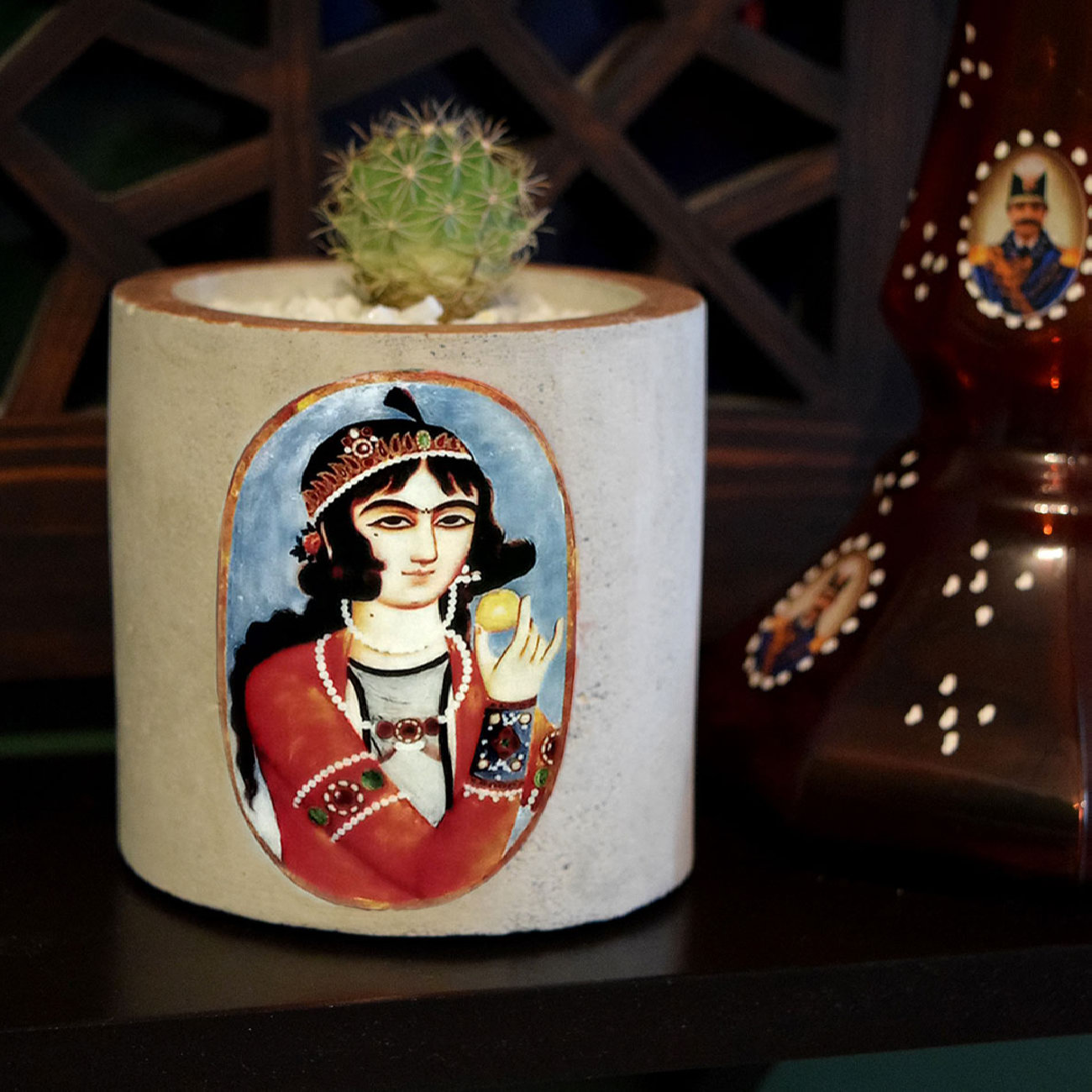 Perzische betonnen vaas met Khatun-ontwerp, handgemaakt in boho-stijl met een meisjesmotief