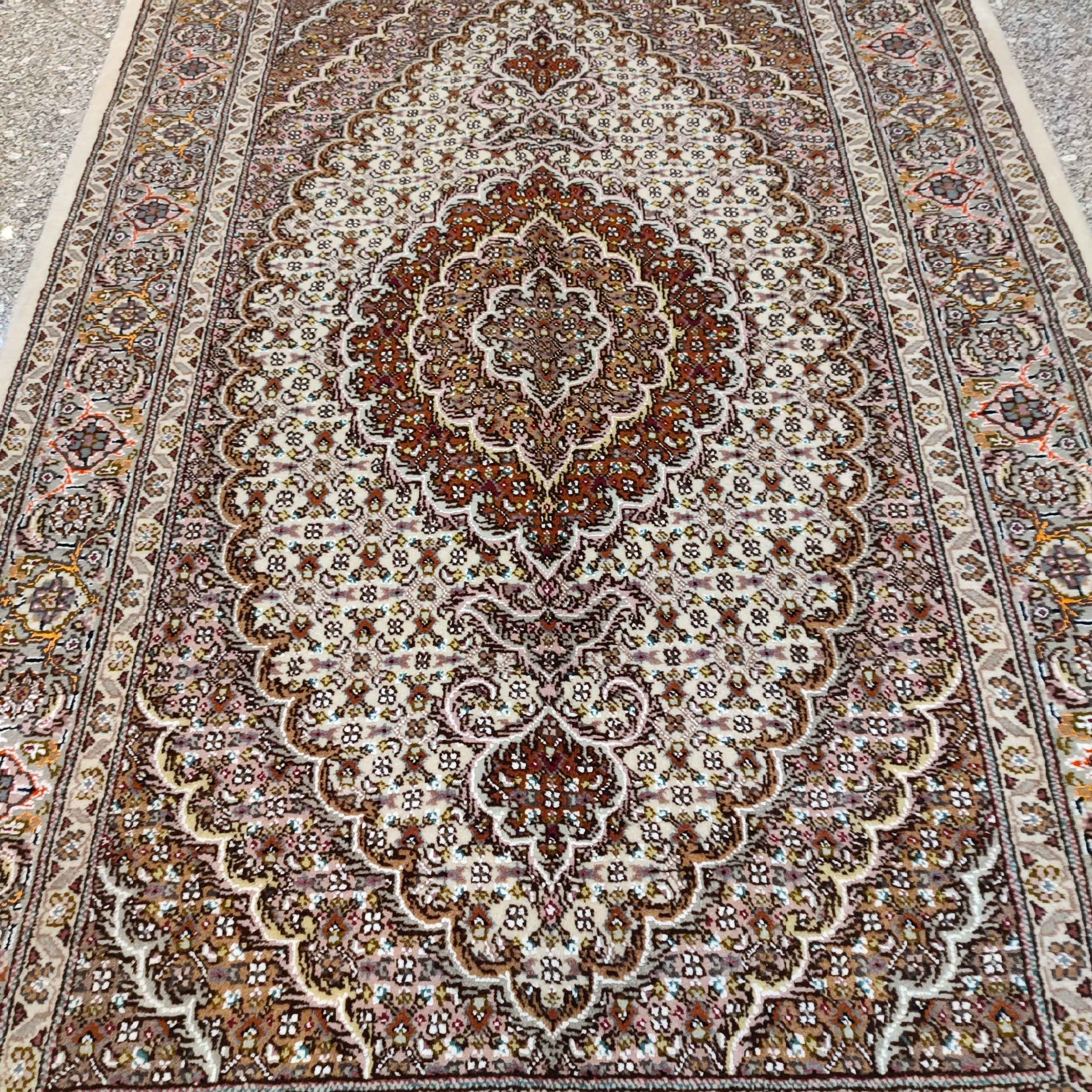 Handgeknoopt Perzisch Tabriz Riz Mahi Tapijt (Mahi Medaillon) – Crème Wol