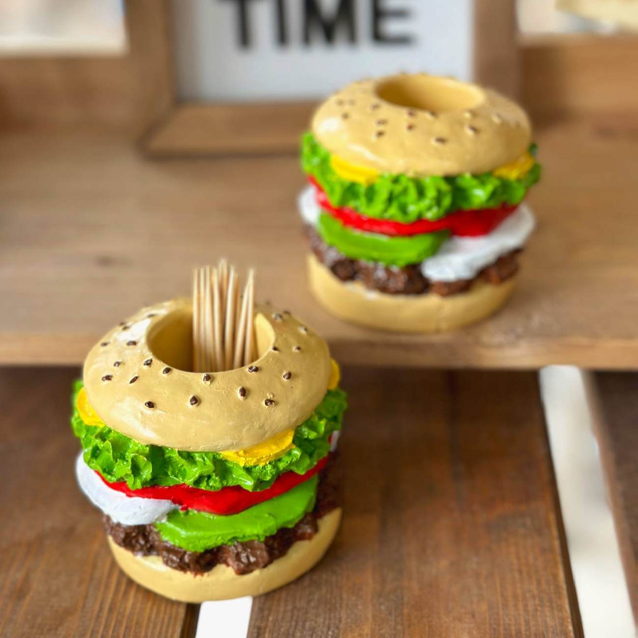Hamburger tandenstokerhouder van crèmehars