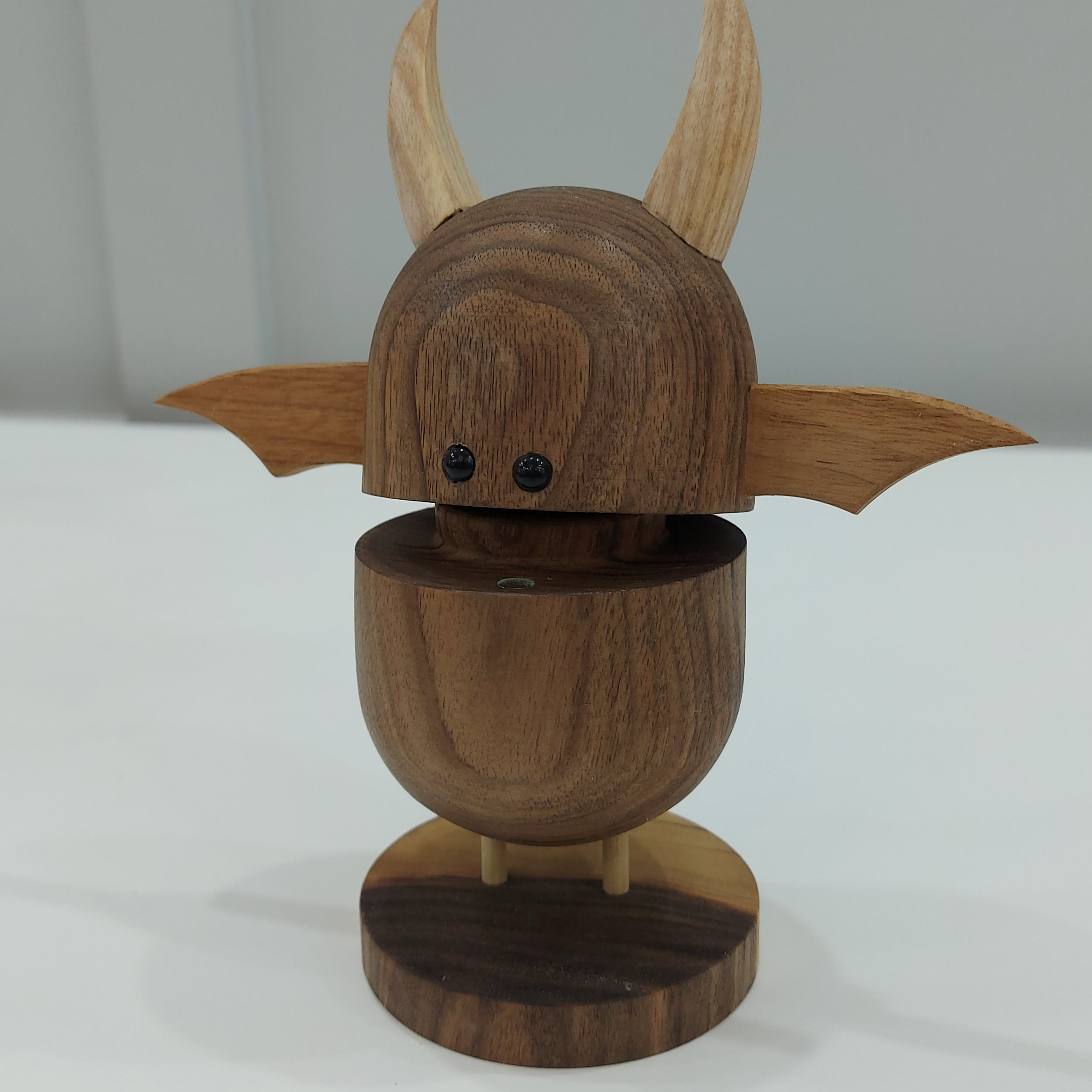 Bruine Houten Tandenstokerdispenser – Vleermuis Ontwerp
