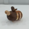 Houten Tandenstokerdispenser met Bij Ontwerp voor Tafelgebruik