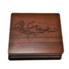 Houten geschenkdoos met harten en kalligrafie