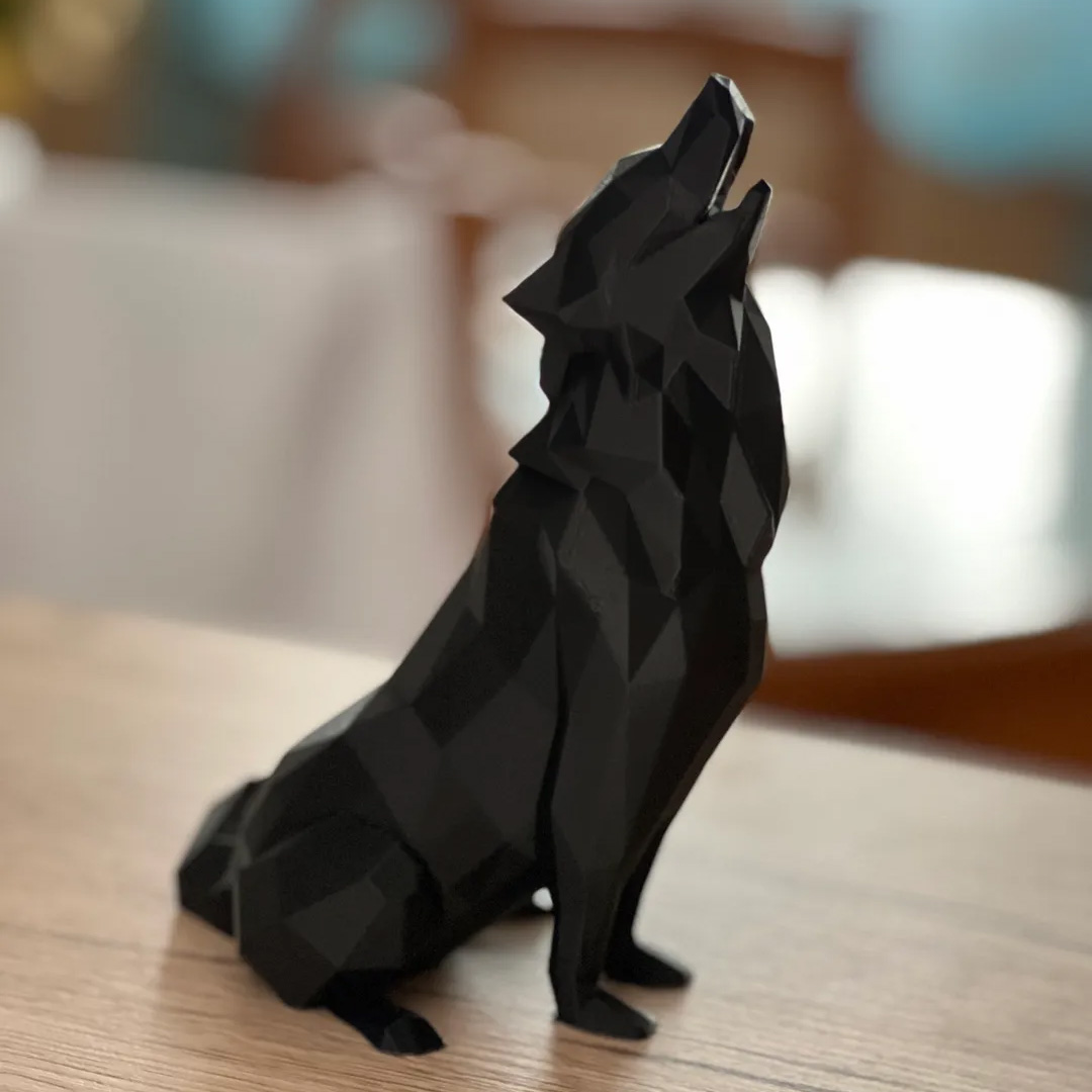 Geometrisch Zwarte Wolf Kubisme Beeld – Artistieke Sculptuur