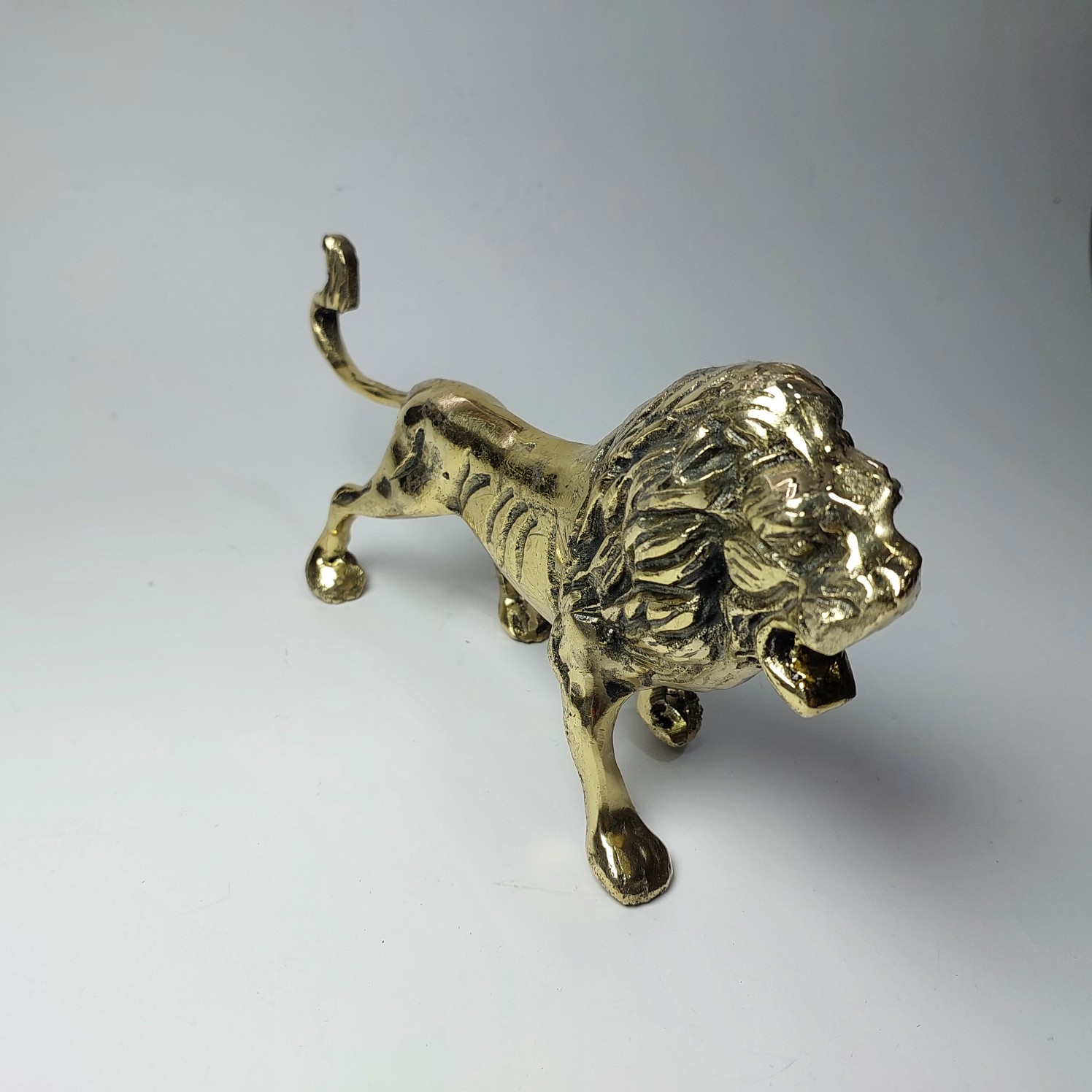 Decoratief Messing Beeld van Brullende Leeuw – Koning van de Jungle Sculptuur