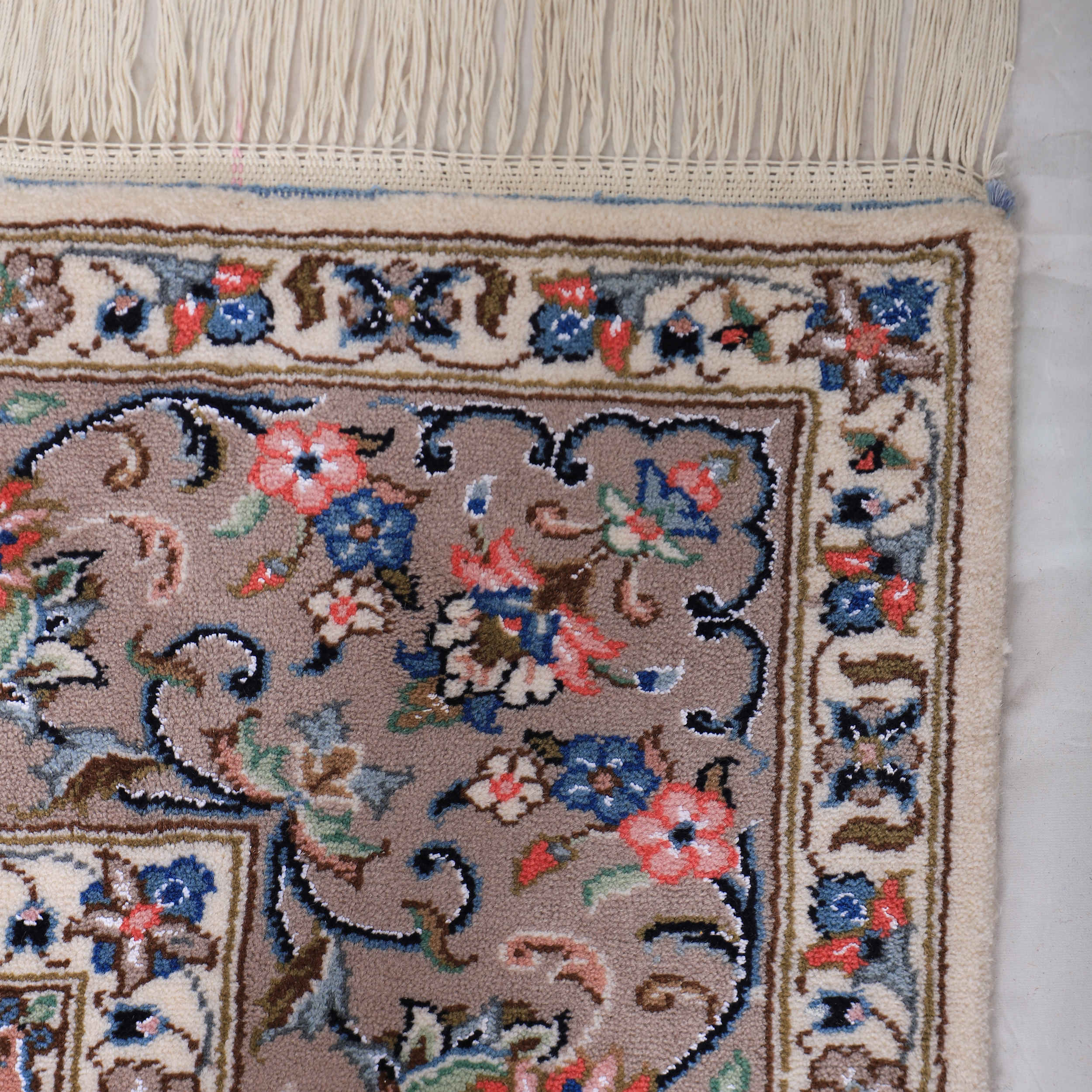 Handgeknoopt Perzisch Yazd Tapijt (Lachak Toranj Bloemenmedaillon) – Crème Korkwol