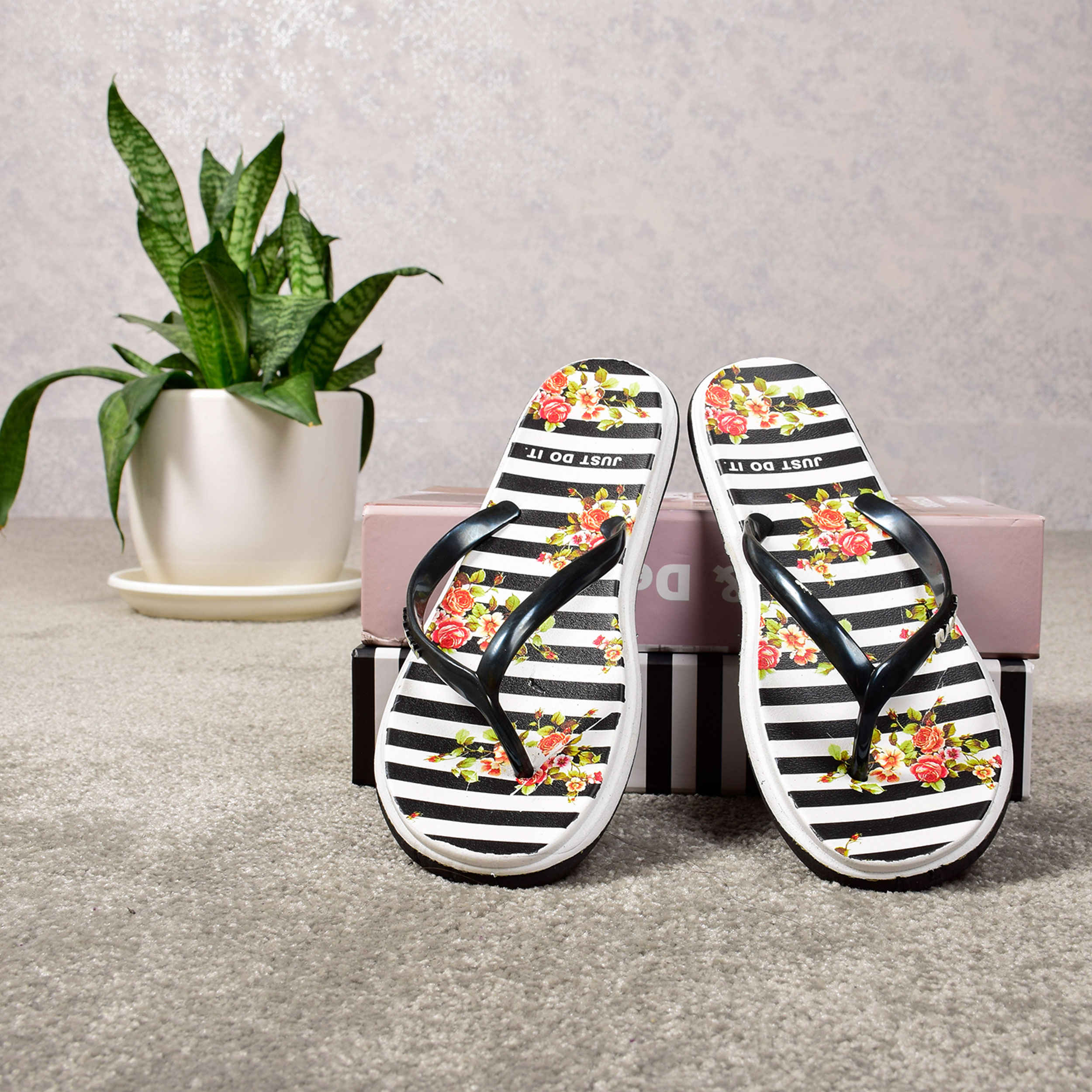 Teenslippers voor Dames – Zwart Gestreept