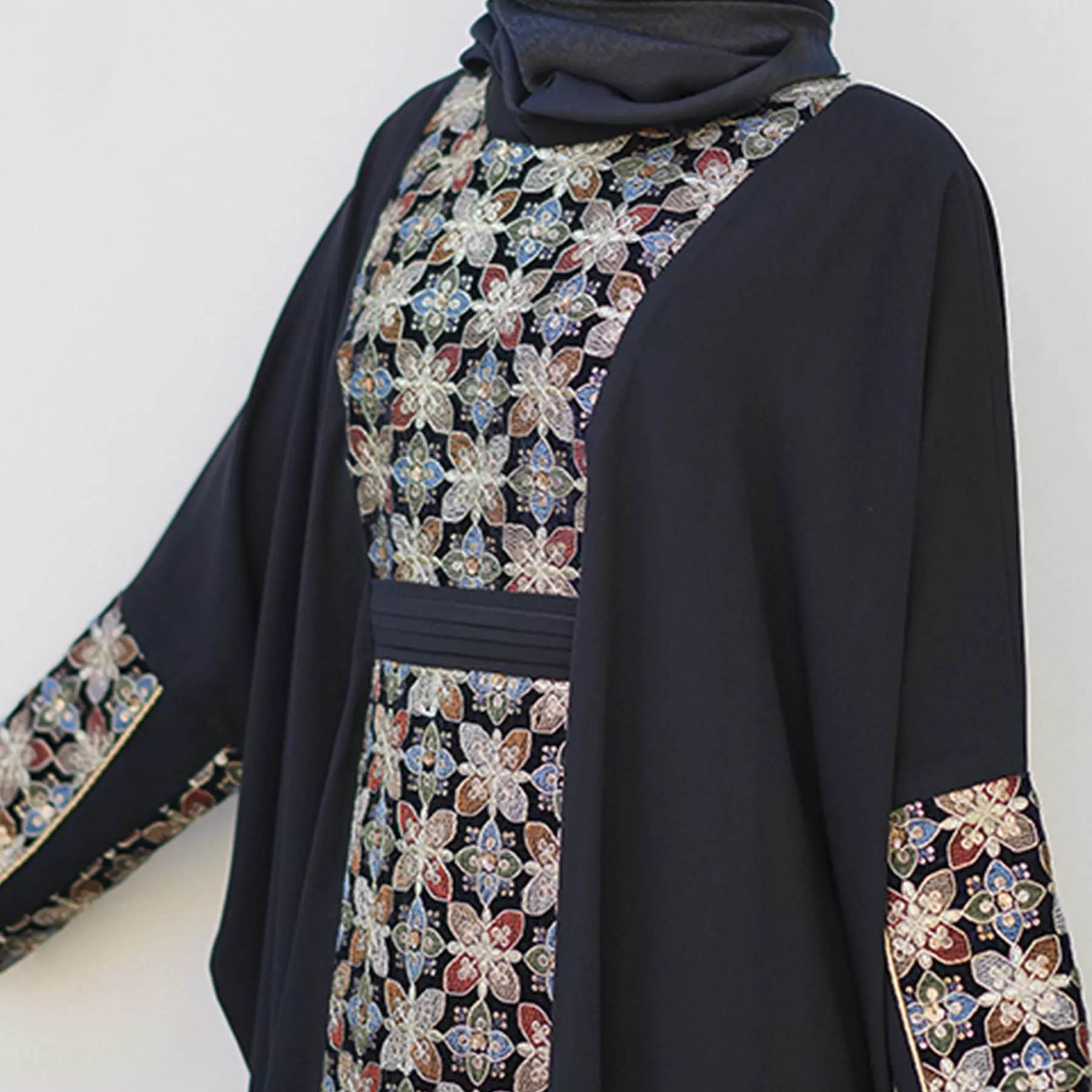 Zwarte Abaya voor Vrouwen met Bloemontwerp Model Noura