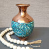 Handgemaakte Perzische decokoperen vaas met turkooisintarsia, geometrische elegantie en ambachtelijke perfectie