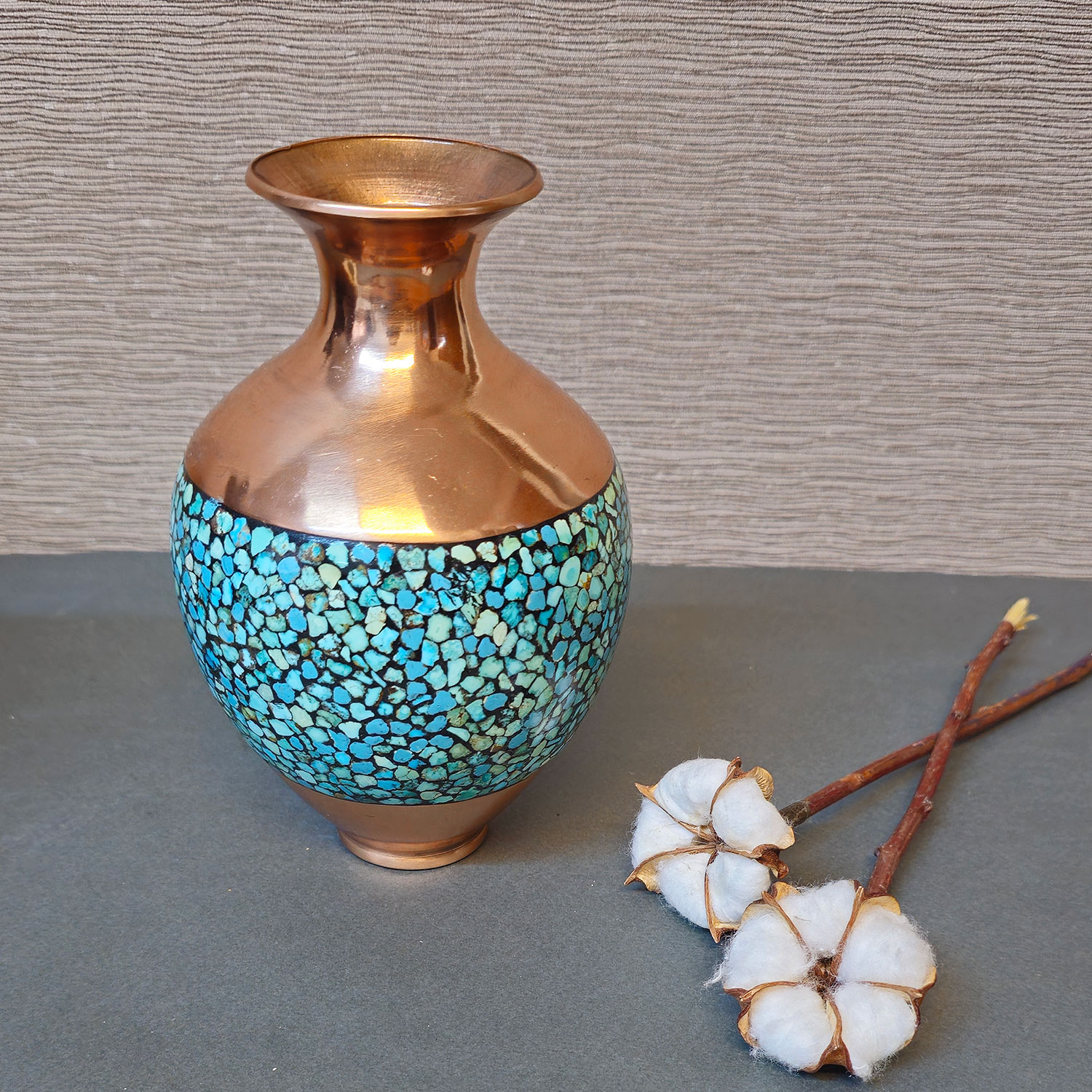 Handgemaakte Perzische decokoperen vaas met turkooisintarsia, geometrische elegantie en ambachtelijke perfectie