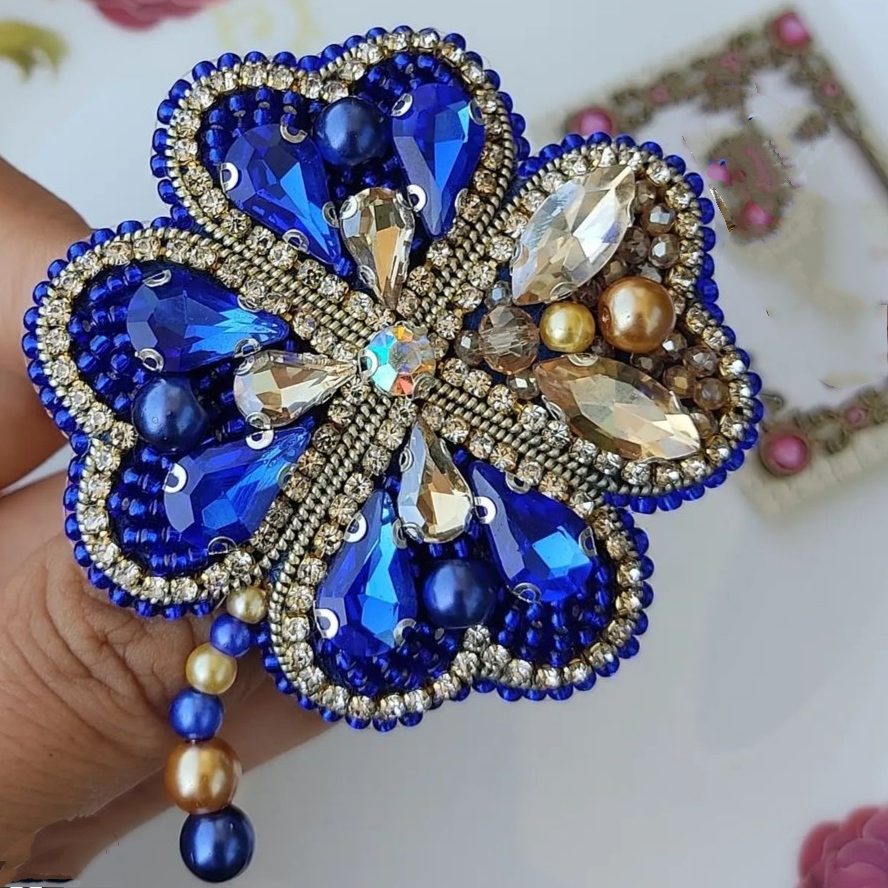 Vrouwelijke Geborduurde Broche met Bloemenontwerp