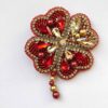 Vrouwelijke Geborduurde Broche met Bloemenontwerp