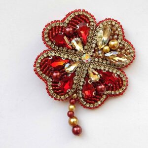 Vrouwelijke Geborduurde Broche met Bloemenontwerp