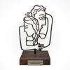 Metalen Minimalistische Sculptuur – Koppel in Omhelzing