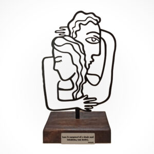Metalen Minimalistische Sculptuur – Koppel in Omhelzing