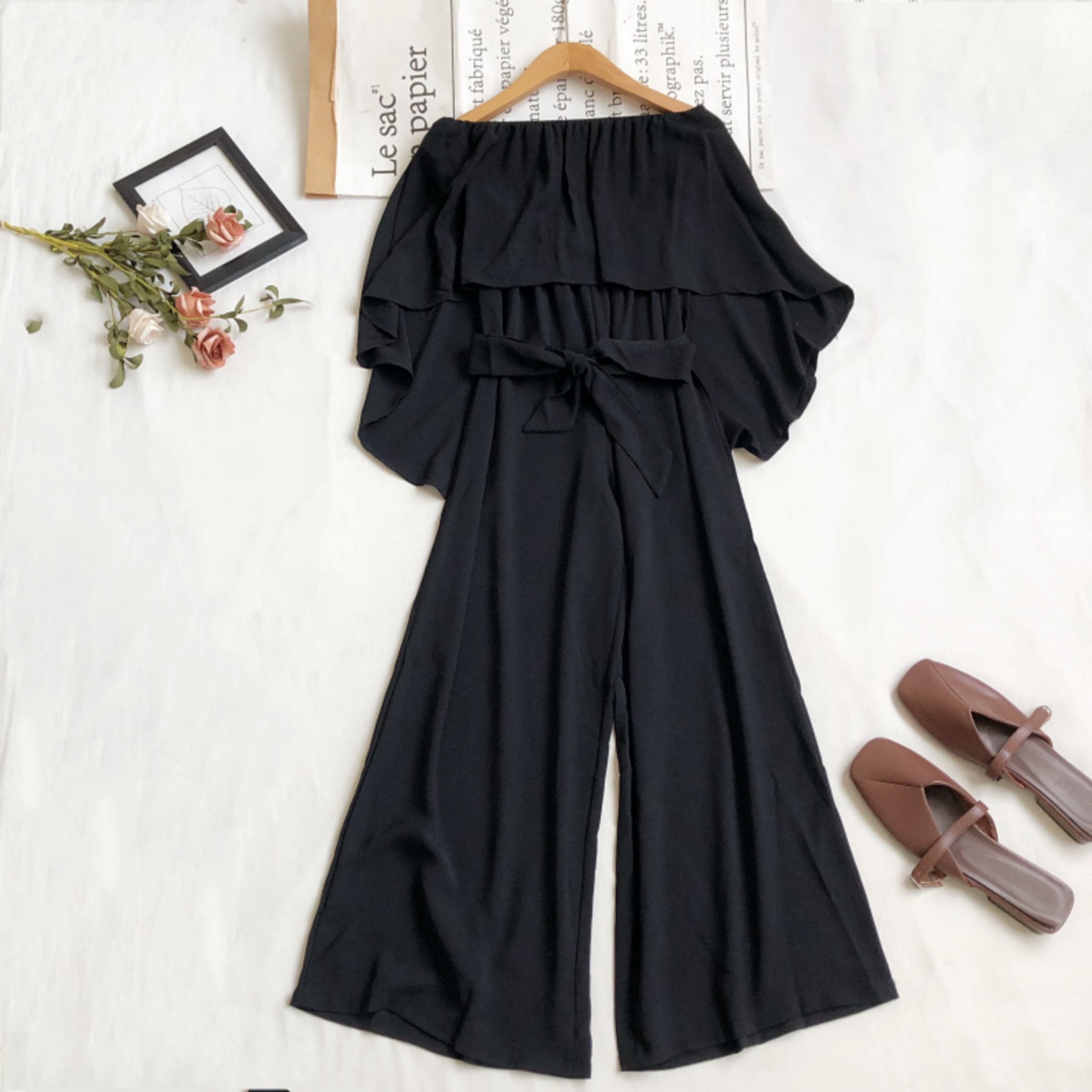 Off-Shoulder Jumpsuit Model Cloak – Zwart