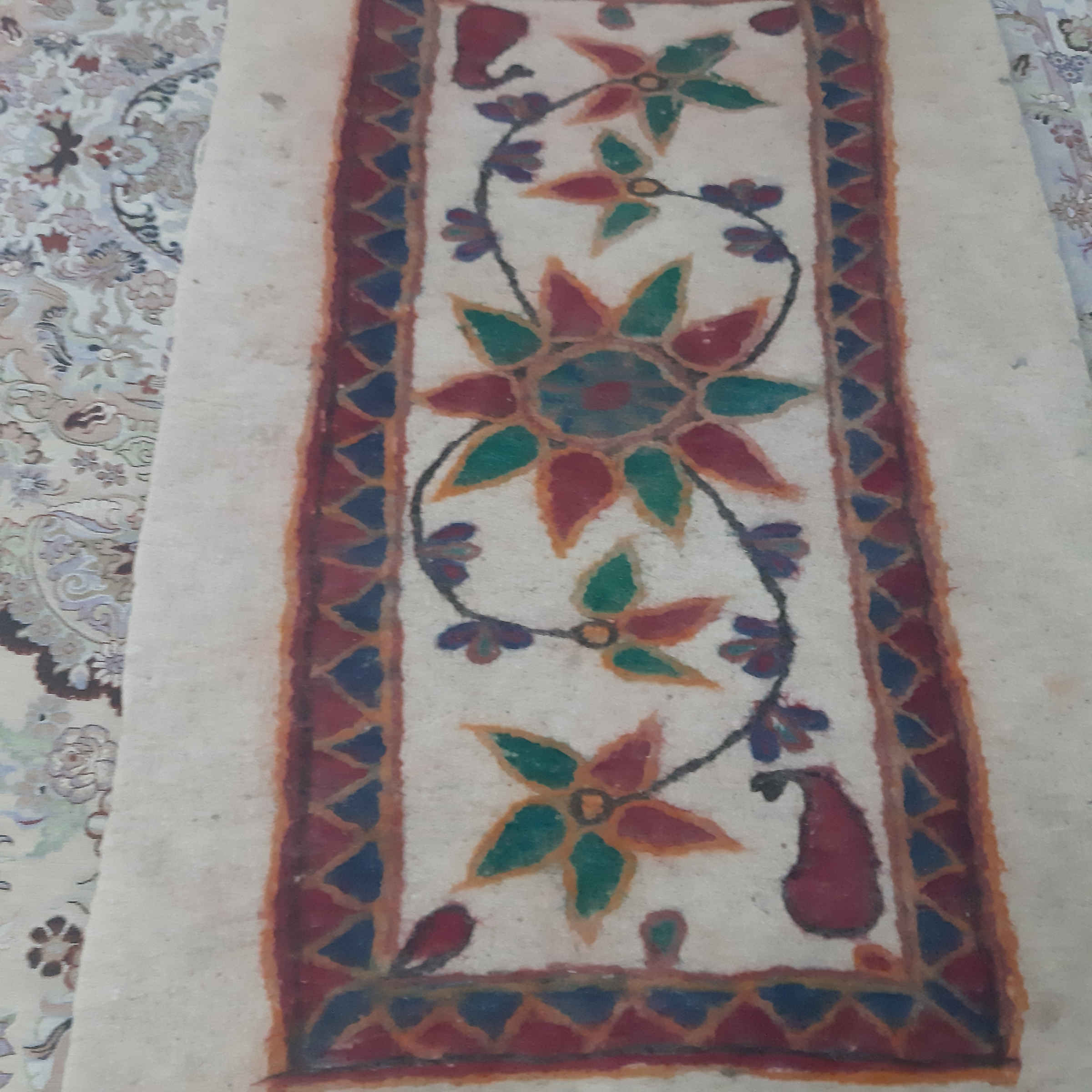 Perzisch Vilttapijt Handgemaakt – Wit met Bloemmotief – Natuurlijke Wol
