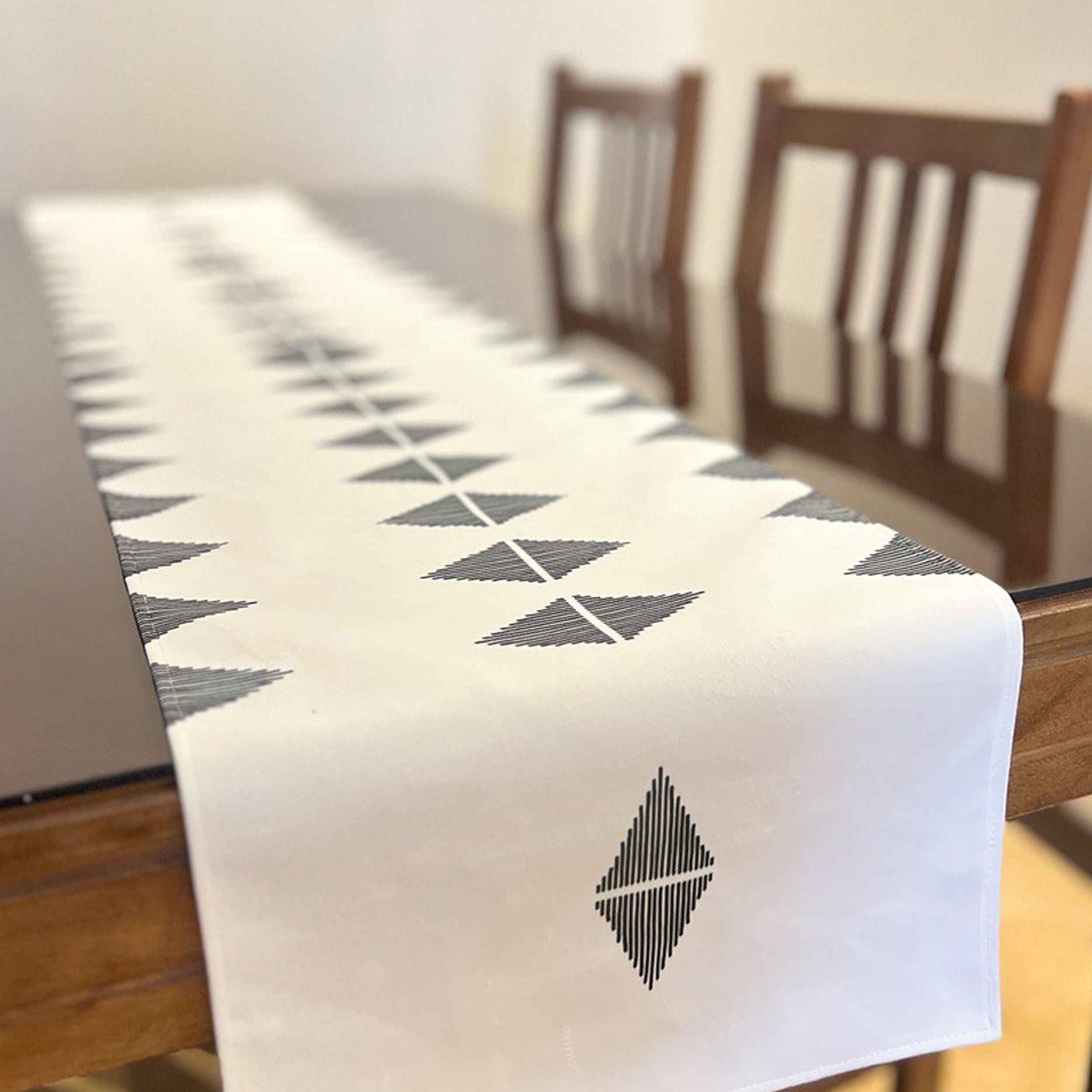 Bedrukte Tafelloper met Fluwelen Geometrisch Diamantontwerp