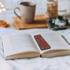 Houten Boekenlegger met Tapijt Ontwerp