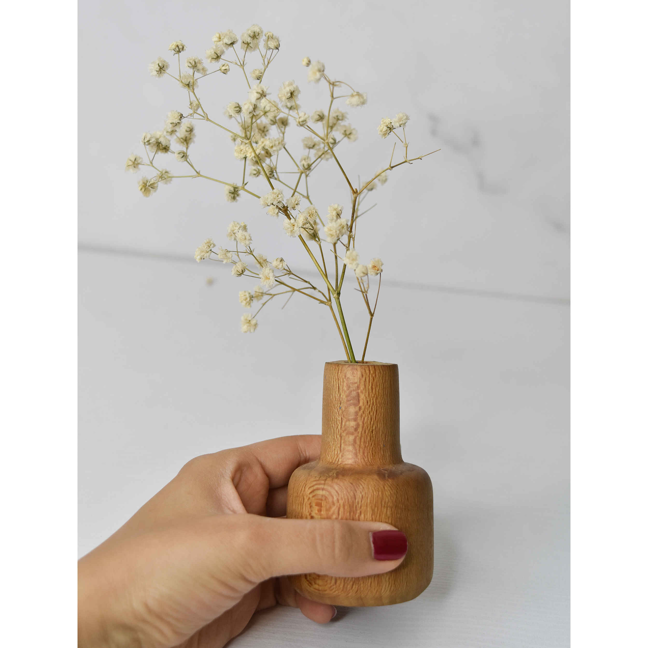 Handgemaakte houten mini-bloemenvazen van massief natuurlijk hout voor een warm, uitnodigend decoratief accent