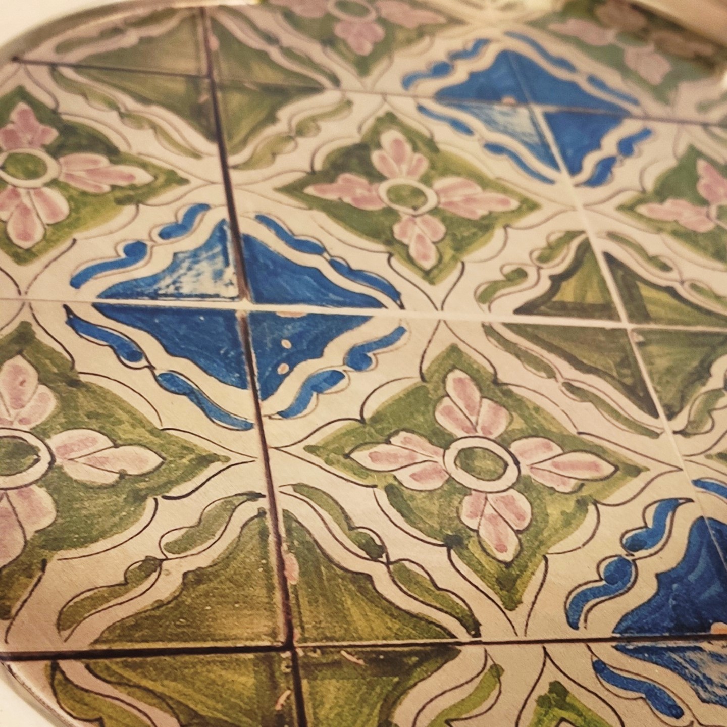 Versierd koperen dienblad – Traditioneel geometrisch serveerblad