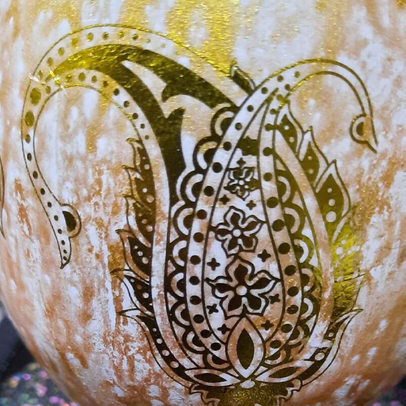Perzische Decoratieve Struisvogelei – Goud Paisley Design
