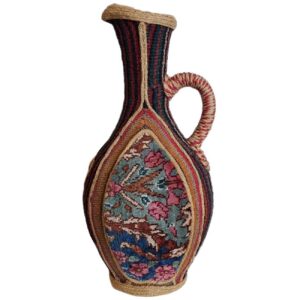 Decoratieve Aardewerk Pitcher Versierd met Authentiek Perzisch Kilim