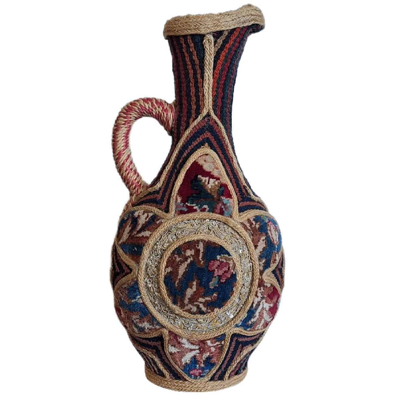 Decoratieve Aardewerk Pitcher Versierd met Authentiek Perzisch Kilim