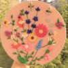 Decoratieve Aardewerk Schotel Versierd met Artistieke Polymer Klei Bloemen