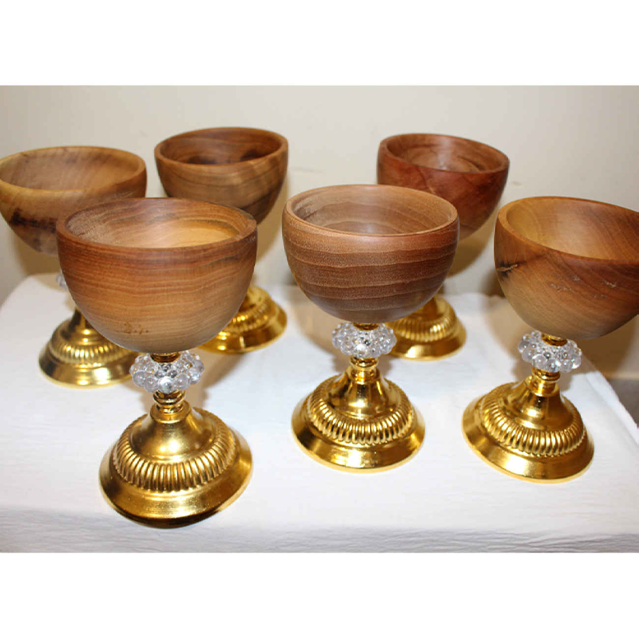 Decoratieve Houten Kom met Voet Gemaakt van Walnoothout Handgemaakt Elegant
