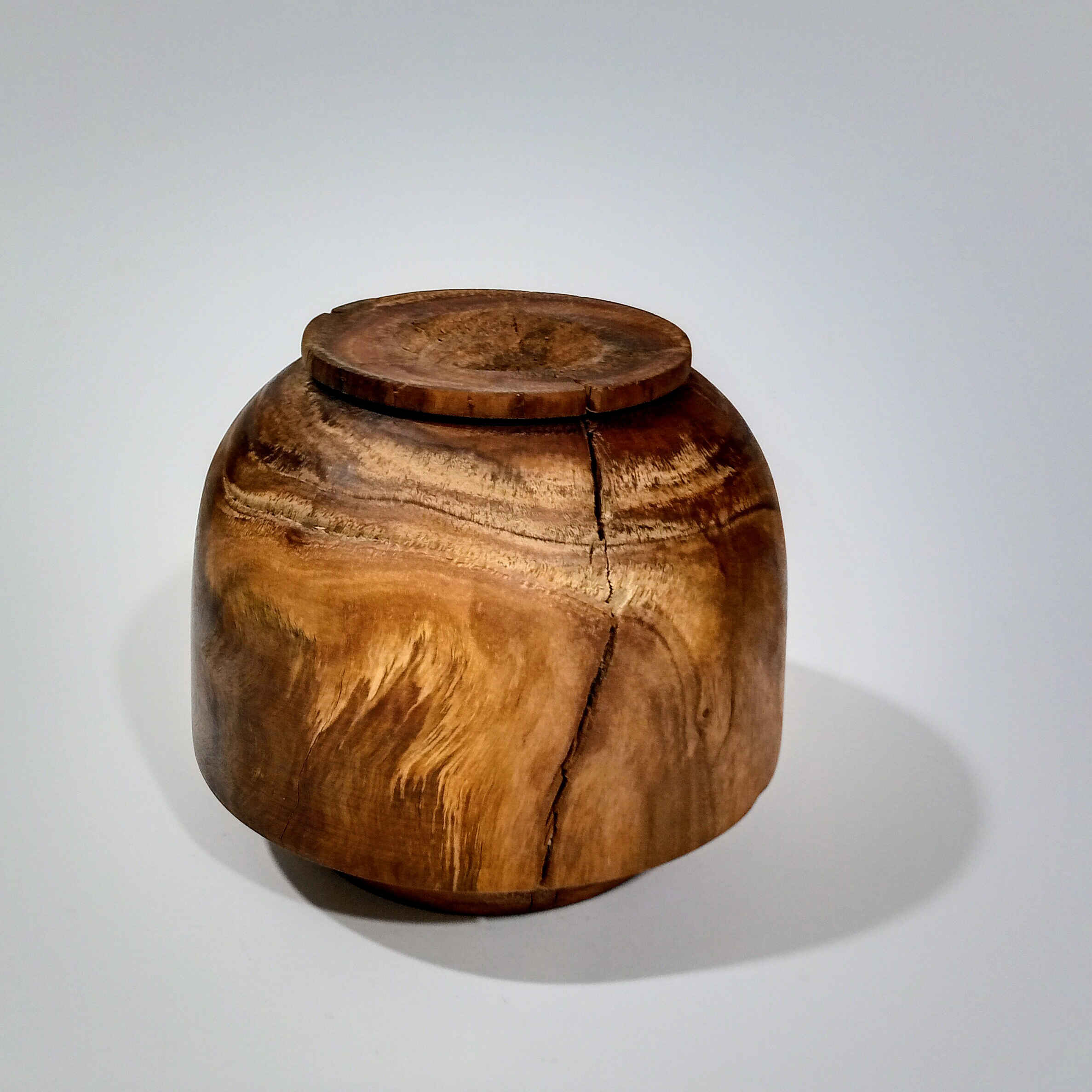 Handgemaakte decohouten vazen met een bolvormig silhouet van massief natuurlijk hout voor elke woonruimte