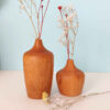 Set van 2 handgemaakte decohouten enkelstengelvazen die elegantie combineren met een rustieke stijl