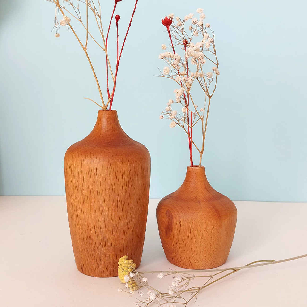 Set van 2 handgemaakte decohouten enkelstengelvazen die elegantie combineren met een rustieke stijl