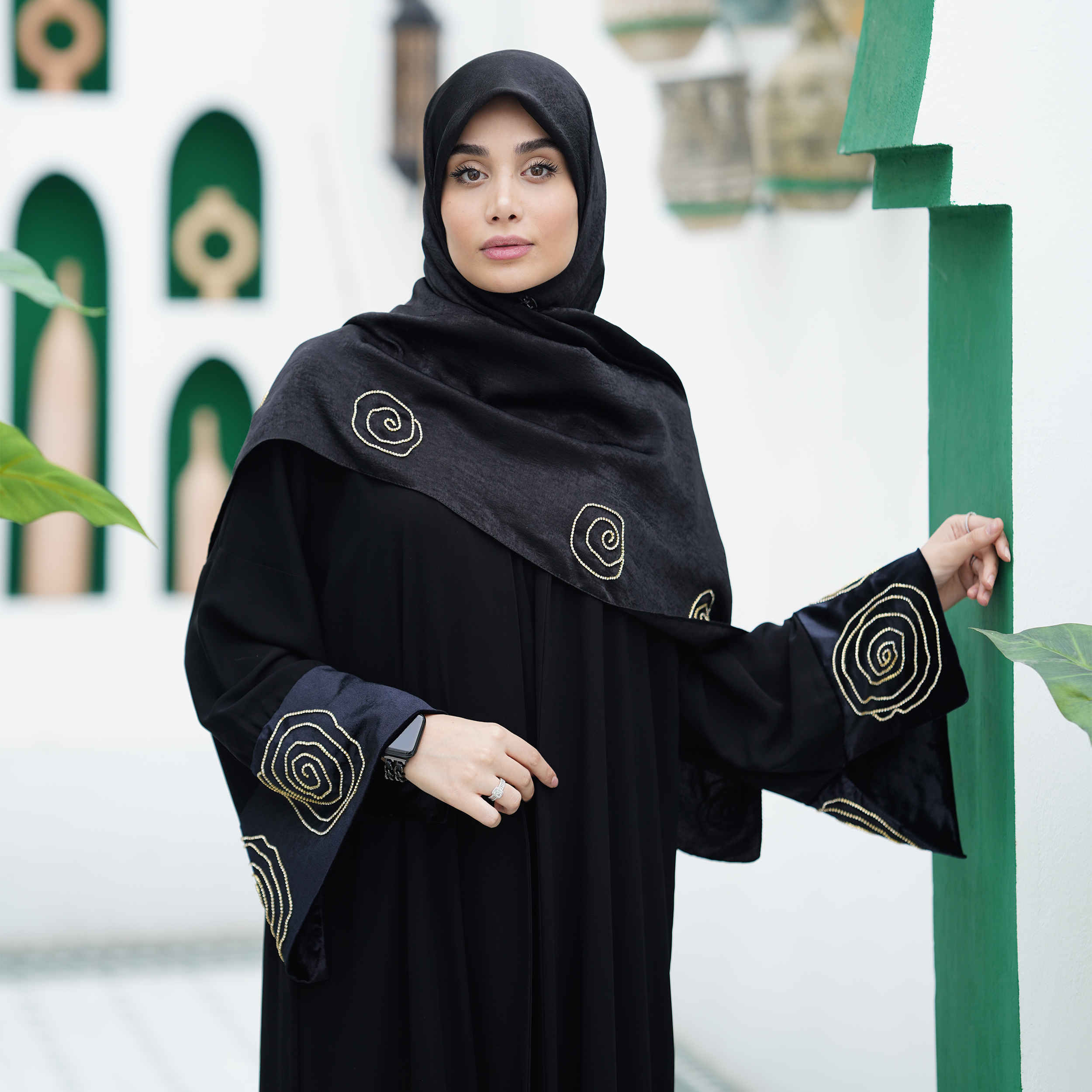 Elegante losvallende abaya met geborduurde rozen