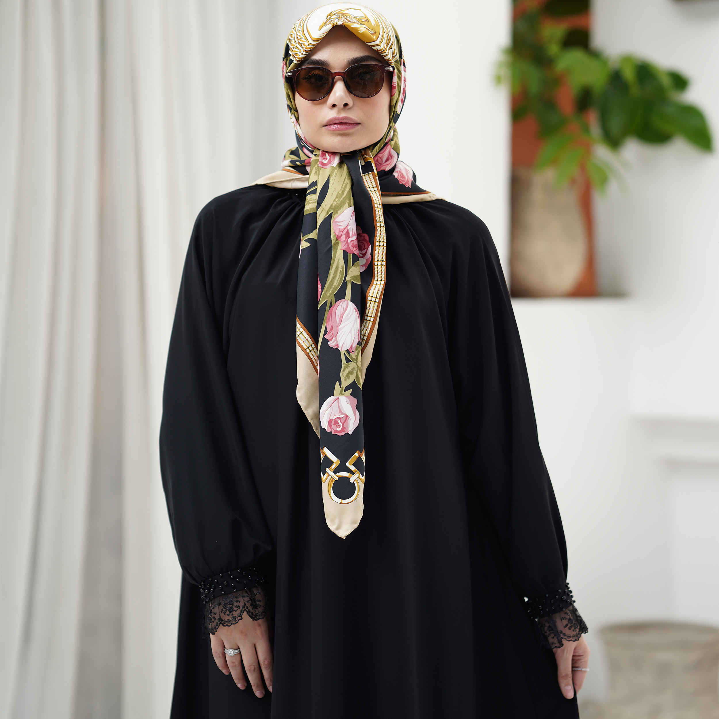 Zwarte Abaya met Riem – Modern & Bescheiden