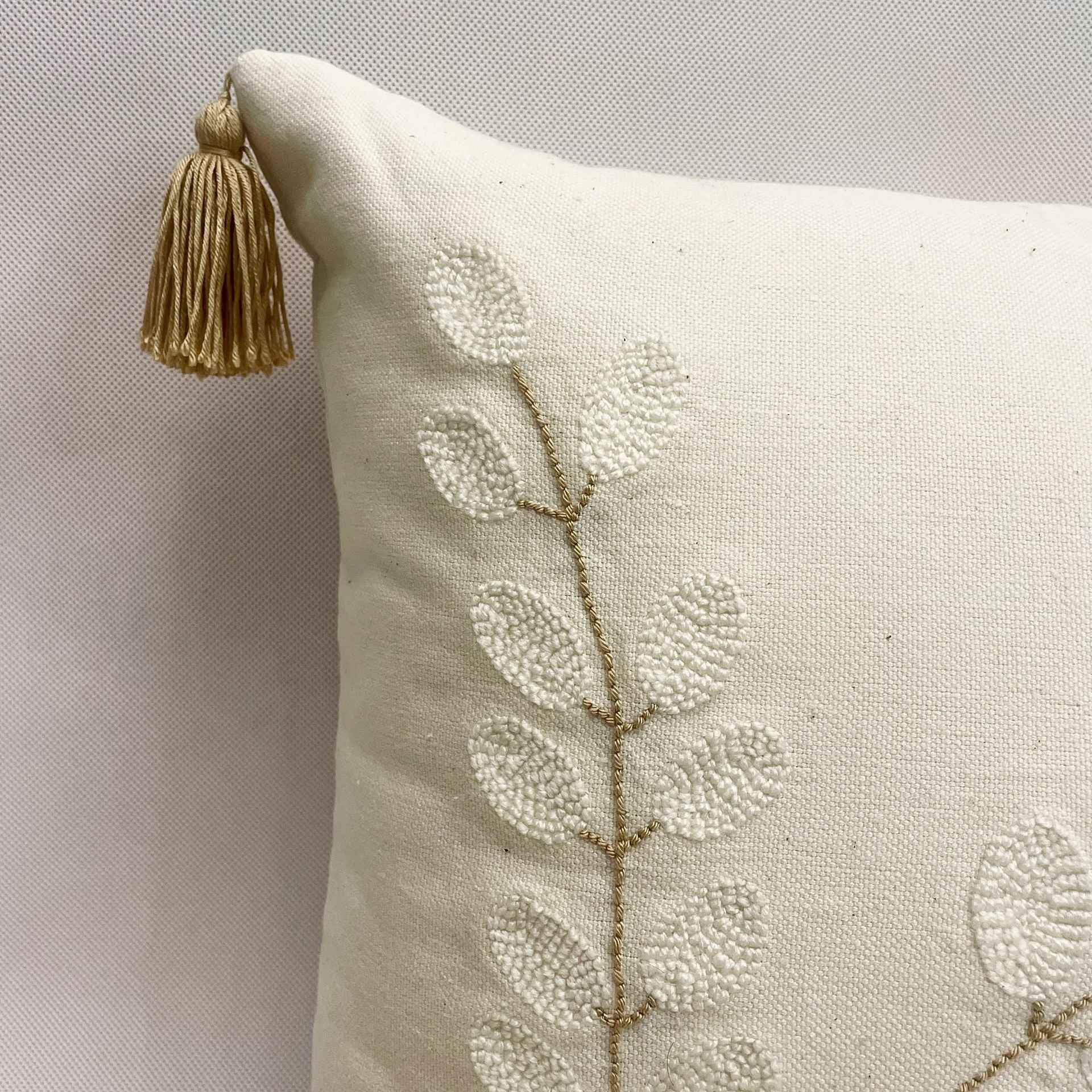 Punch Needle Kussenhoes – Geborduurde Lange Bladeren Cream Design