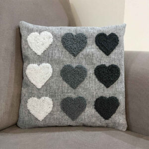 Punch Needle Kussenhoes – Geborduurd met Hartvormen Grijs Ontwerp