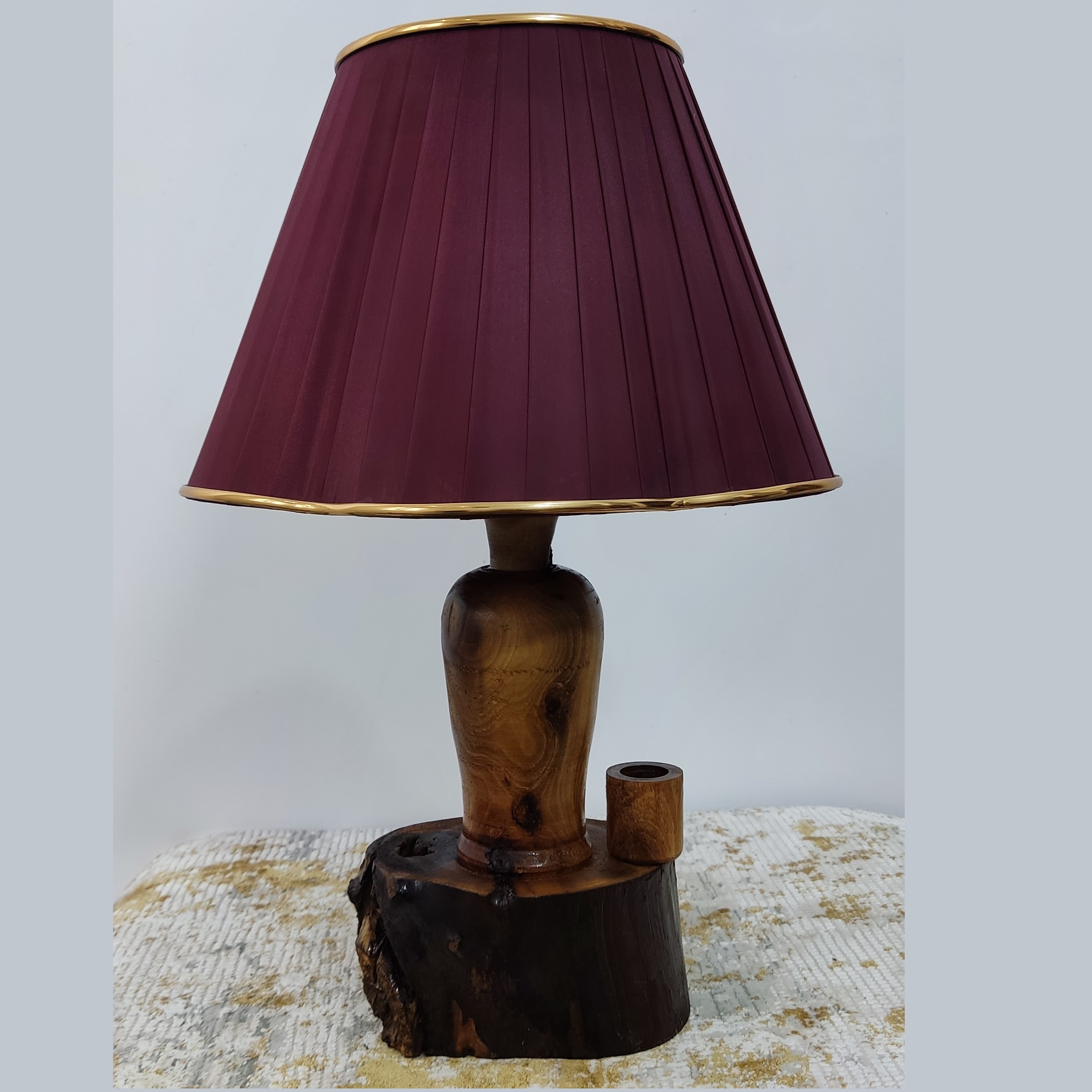 Rustieke Houten Tafellamp met Stoffen Kap – Purper Accent