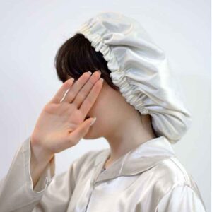 Luxe Witte Satijnen Bonnet – Slaapkap voor Dames