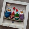 Decoratieve & Handgemaakte Wand Sleutelhouder met Uilen Familie Ontwerp en Steen Kunst